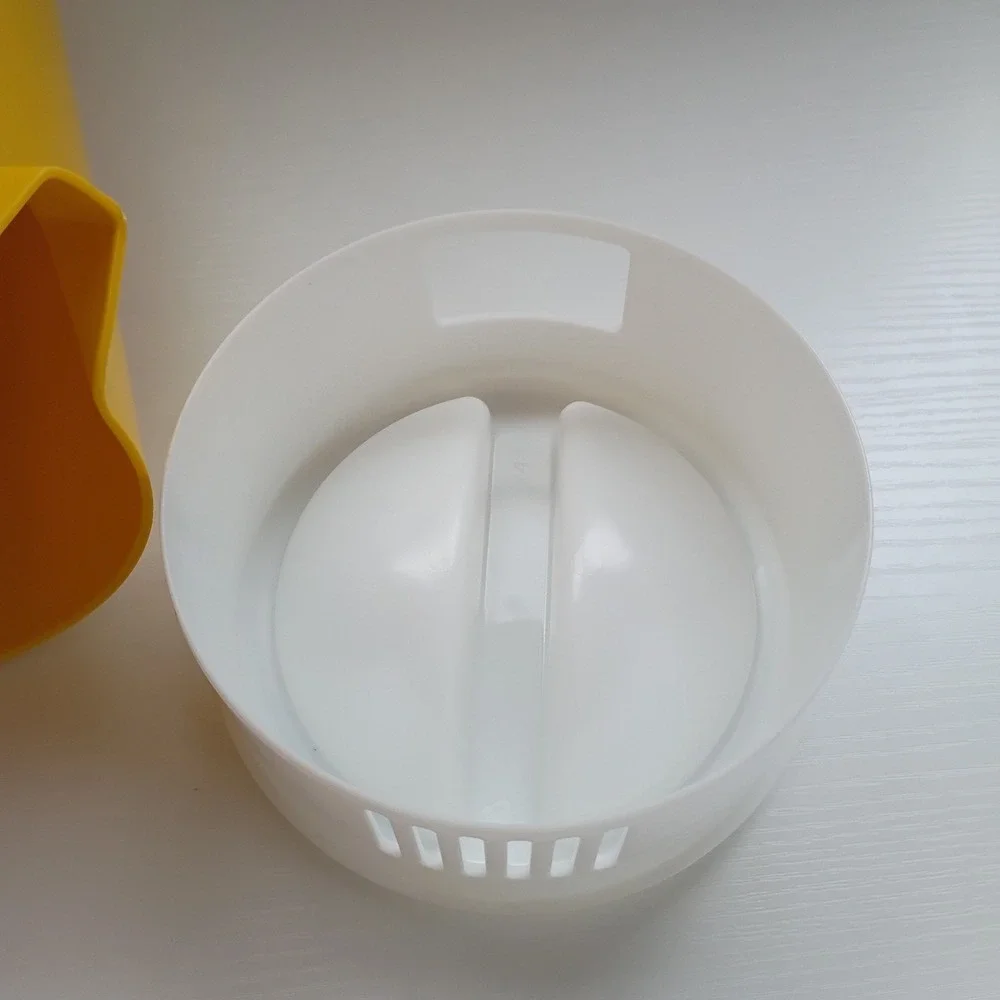 Vintage Rubbermaid 2445 Yellow 2 1/4 Quart Pitcher w/ Slotted White Lid